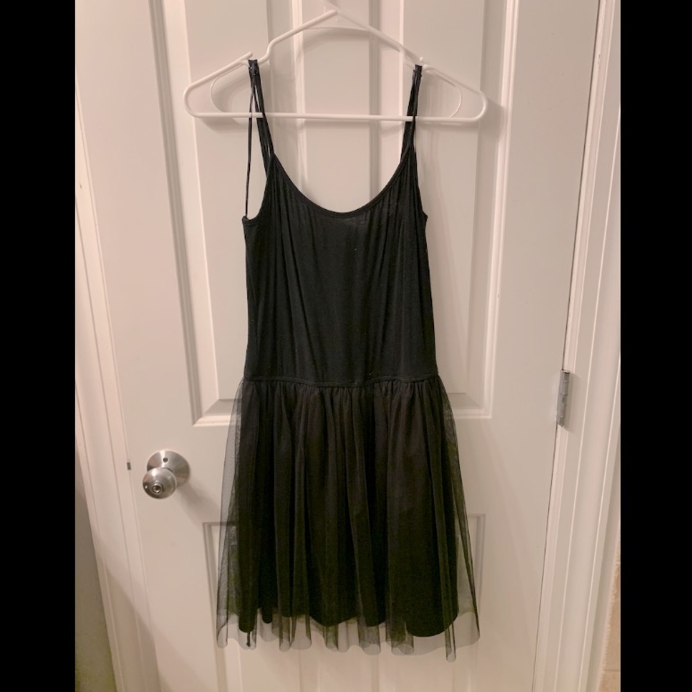 Medium black dress with spaghetti straps and tulle skirt